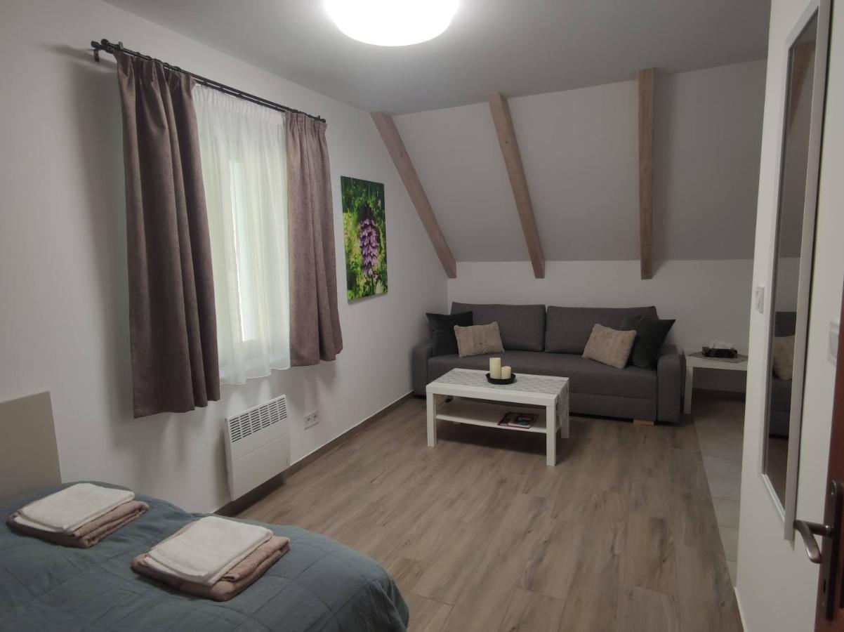 Kosbor Vendeghaz Apartment Monoszlo Exterior photo
